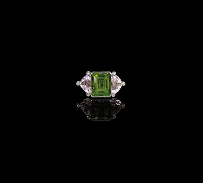 A Peridot and Kunzite Ring - Gioielli