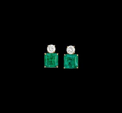 A Pair of Emerald Ear Clips, Total Weight c. 14 ct - Gioielli