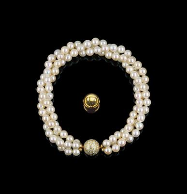 A Cultured Pearl Necklace - Klenoty