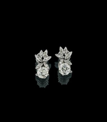 A pair of old-cut diamond ear clips, total weight c. 2.80 ct - Šperky