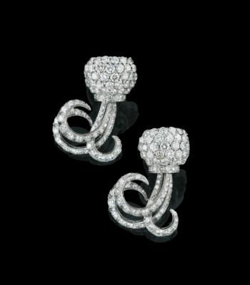 A pair of diamond ear clips, total weight c. 15 ct - Šperky