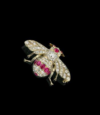 A diamond and ruby fly brooch - Šperky