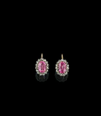 A pair of diamond rhomb earrings, total weight c. 0.30 ct - Šperky