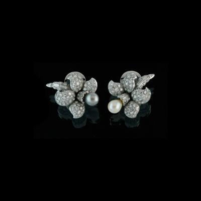 A pair of diamond and cultured pearl ear clips by A. E. Köchert - Gioielli scelti