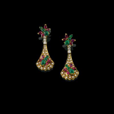 A pair of brilliant, ruby and emerald ear stud pendants - Gioielli scelti