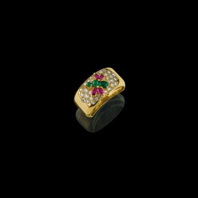 A brilliant, ruby and emerald ring - Gioielli scelti