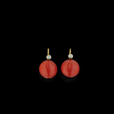A pair of coral ear pendants - Gioielli scelti