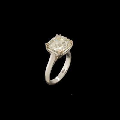 An Old-Cut Diamond Solitaire Ring 7.95 ct - Gioielli scelti