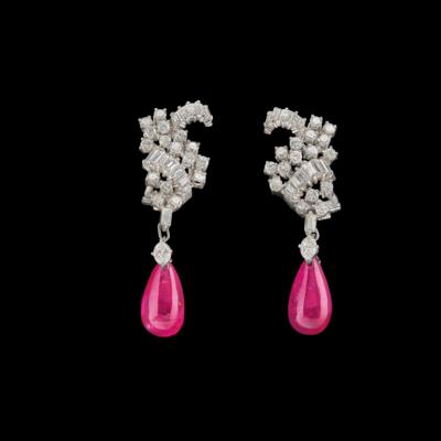 A Pair of Diamond Ear Pendants with Untreated Rubies, Total Weight c. 15 ct - Exkluzivní šperky