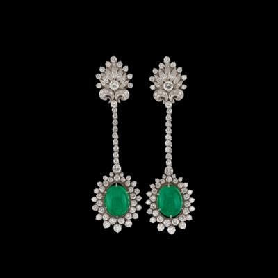 A Pair of Diamond and Emerald Ear Stud Pendants - Exkluzivní šperky