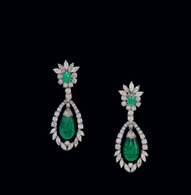 A pair of diamond and emerald pendant ear clips - Gioielli scelti