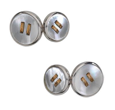 A pair of mother-of-pearl cufflinks - Náramkové a kapesní hodinky