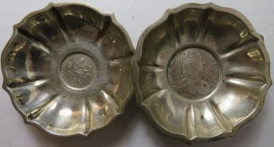 Silberschalen mit österr. Silbermünzen (2 Stk.) - Münzen und Medaillen