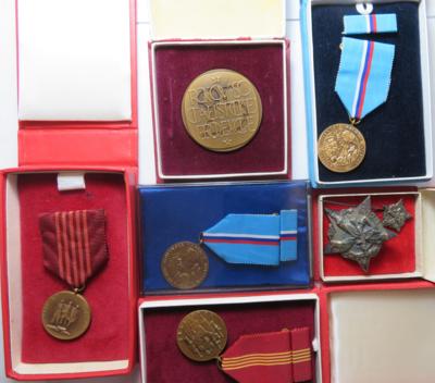 Tschechoslowakei / Slowakei Auszeichnungen (12 Etuis mit 13 Medaillen, Plaketten und einer Nadel) - Monete e medaglie