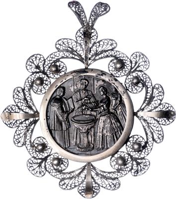 Taufmedaillon in filigraner Einfassung - Mince, medaile a papírové peníze