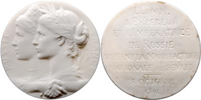Nikolaus II. und seine Gattin Alix besuchen die Porzellanmanufaktur in Sevres - Münzen und Medaillen