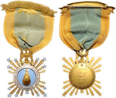 Badge der National Society of the Colonial Dames of America, - Řády a vyznamenání
