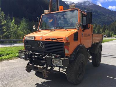 Zugmaschine "Mercedes Benz Unimog U1400" mit Frontschneepflug "Kahlbacher" und Aufsatzstreuer "Gmeiner", - Cars and vehicles ASFINAG & Vorarlberg