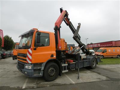 LKW "DAF FA 75-310 Q450" mit Hakengerät und Frontladekran "Palfinger PK12502", - Motorová vozidla a technika