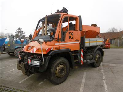 Zugmaschine "Mercedes Benz Unimog U400" mit Aufsatzstreuer "STA 2000", - Fahrzeuge und Technik