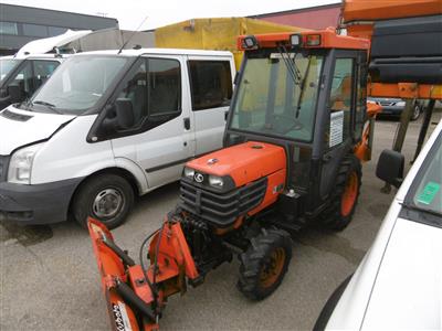 Zugmaschine (Kleintraktor) "Kubota B2110D" mit Frontschneepflug und Anbaustreuer, - Fahrzeuge und Technik