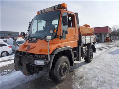 Zugmaschine "Mercedes Benz Unimog U400" mit Aufsatzstreuer "Gmeiner STA 2500 TC", - Fahrzeuge und Technik