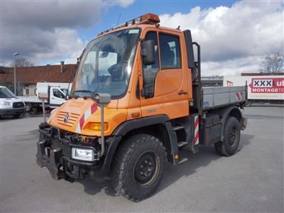 Zugmaschine "Mercedes Benz Unimog U300", - Motorová vozidla a technika