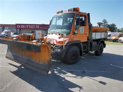 Zugmaschine "Mercedes Benz Unimog U300" mit Frontschneepflug und Aufsatzstreuer, - Motorová vozidla a technika