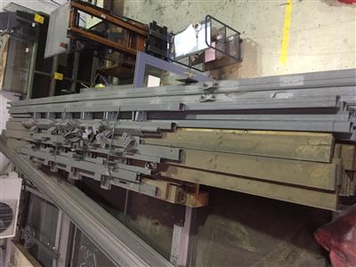 Diverse Metallprofile und Holzlatten, - Metall- und Kunststoffbearbeitende Maschinen, Werkstätteneinrichtung und Rohmaterial