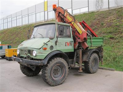 Zugmaschine "Mercedes-Benz Unimog 406" mit Ladekran "Palfinger PK6700", - Fahrzeuge und Technik