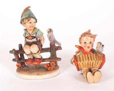 2 Hummelfiguren "Vaters G'scheitester/Bandoneonspieler", - Porzellan, Glas und Keramik