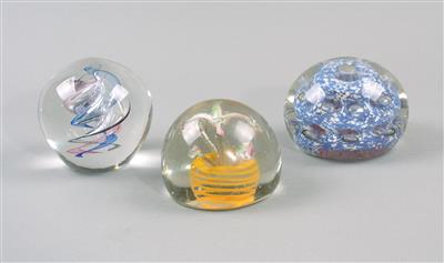 3 Briefbeschwerer - Porzellan, Glas und Keramik