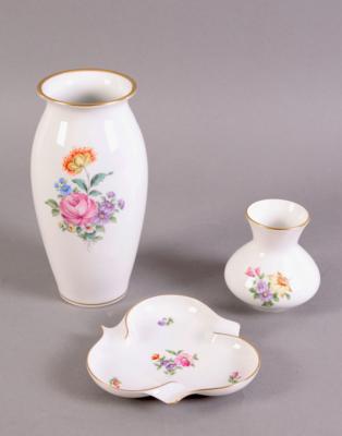 2 Vasen, 1 Aschenbecher, Wiener Porzellan, Marke Augarten, - Schmuck, Kunst & Antiquitäten
