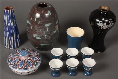 1 Deckeldose, 2 Vasen, 1 Becher, 6 Eierbecher - Antiques, art and jewellery