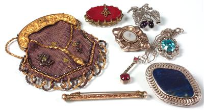 1 Geldtäschchen, 1 Collier, 1 Angehänge, 5 Broschen - Antiques, art and jewellery