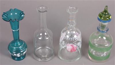1 Flasche mit Eingericht, 4 Krügerl, 1 Vase, 5 Teegläser, 1 Stöpselflasche, 2 Flaschen, 2 Becher - Kunst, Antiquitäten und Schmuck