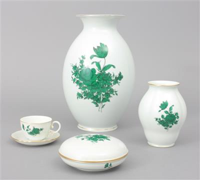 2 Vasen, 1 Deckeldose, 1 Mokkatasse mit Untertasse - Exklusive Juwelen und Antiquitäten