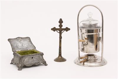 Teekocher, 1 Zinndeckeldose, 1 Tischkreuz - Antiques, art and jewellery