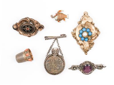 4 verschiedene Broschen, 1 Fingerhut, 1 Angehänge um 1900 - Umění, starožitnosti, šperky