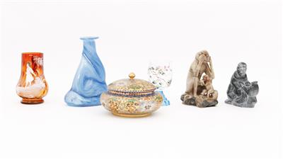 2 Specksteinfiguren 1 Satsumadeckeldose, 2 Krügerl, 1 Vase aus färbigem und farblosem Glas - Arte, antiquariato e gioielli