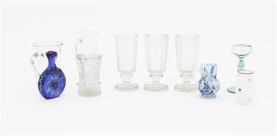 4 Teegläser, 2 Krüge 1 Becher, 1 Vase, 1 Kerzenleuchter, 1 Schnupftabakflasche 19./20. Jh. - Umění a starožitnosti