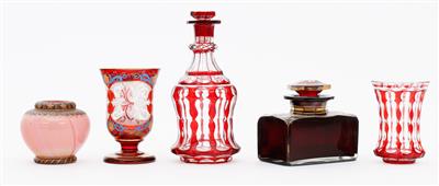 1 Karaffe, 1 Behälter mit Stöpsel, 2 Becher, 1 Vase 19./20. Jh. - Antiques and art