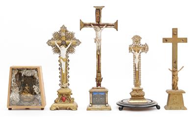 4 Tischkreuze, 1 Klosterarbeit "Schlafendes Jesuskind", um 1900 - Antiques and art