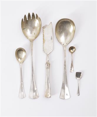 2 Vorleger, 1 Buttermesser, 12 Dessertlöffel, 2 kleine Gewürzlöffe - Antiques and art