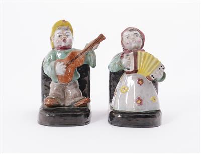 Paar Buchstützen mit Musikanten, Linzer Keramik, Entwurf Karl Czap nach Max Kislinger, 2. Drittel 20. Jahrhundert - Arte e antiquariato