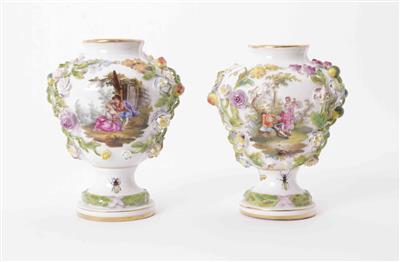Paar Brule-Parfum Vasen, Sächsische Porzellanmanufaktur Carl Thieme in Potschappel, Ende 19. Jahrhundert - Umění a starožitnosti