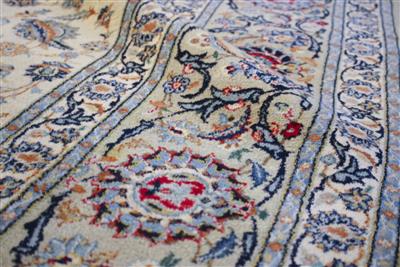 Keschan Werkstatt-Teppich (signiert), ca. 400 x 290 cm, Zentralpersien  Iran), 2. Hälfte 20. Jahrhundert - Kunst & Antiquitäten 26.11.2019 -  Erzielter Preis: EUR 1.100 - Dorotheum