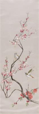 Japanisches Seidenstickbild "Kirschblütenzweig mit Vögeln", Mitte 20. Jahrhundert - Kunst & Antiquitäten