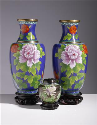 Paar Cloisonne Vasen und Deckeldose - Kunst & Antiquitäten
