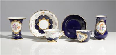 Zwei Mokkatassen, zwei Vasen, Porzellanmanufaktur Meissen, 20. Jahrhundert - Antiques and art